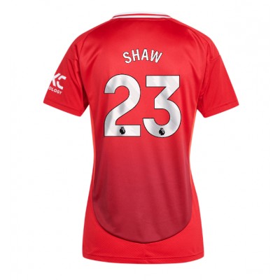 Ženski Nogometni dresi Manchester United Luke Shaw #23 Domači 2024-25 Kratek Rokav Ženski Nogometni dresi Manchester United Luke Shaw #23 Domači 2024-25 Kratek Rokav